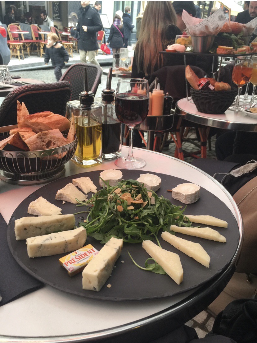 Odmor u kafiću u francuske sireve